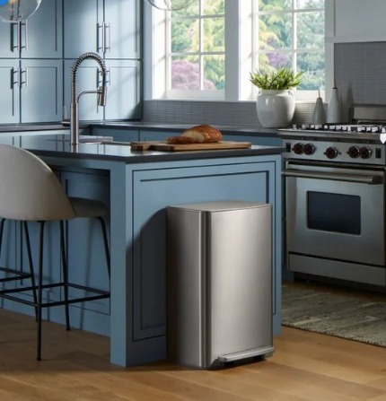 Contenedor de basura con escalón Kohler de 47 litros